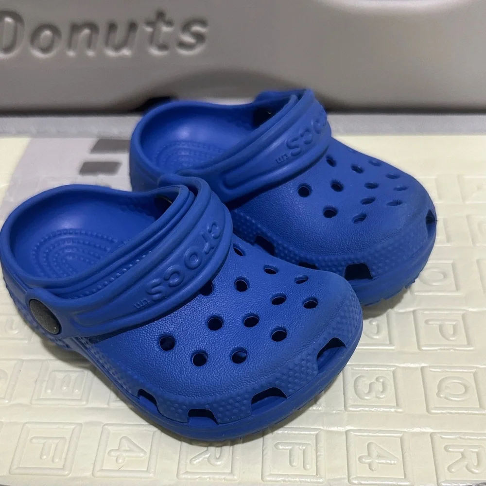 CROCS Kids Classic Clogs in Bright Blue
